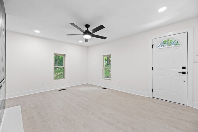 Building Photo - 2217 Cityview Ave