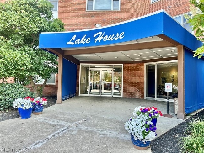 Building Photo - 11850 Edgewater Dr