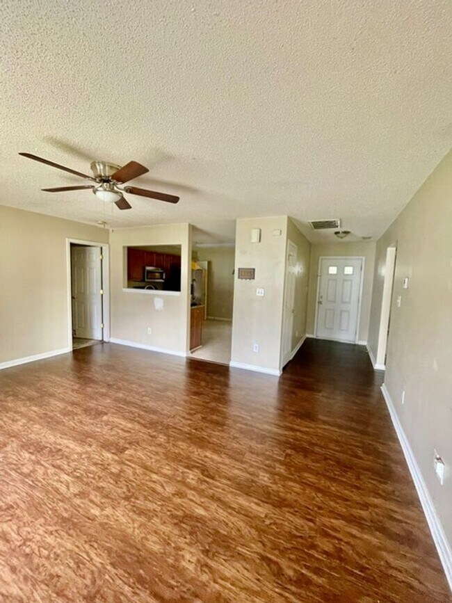 Building Photo - Must see this Adorable 3 bedroom 2 bath 2 garage home . Located in the Reedy Creek Plantation