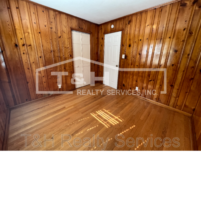 Building Photo - 9627 E 10th St