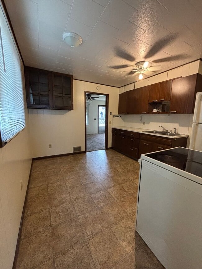 Building Photo - 2 Bedroom Home