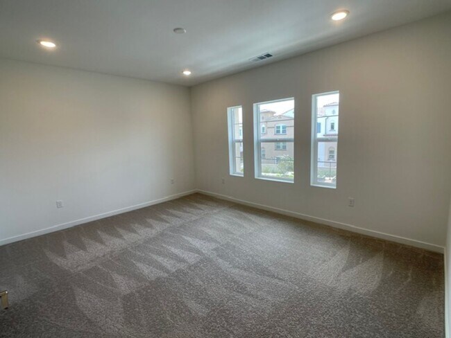 Building Photo - Camarillo 3 Bed 4 Bathroom Never Lived In Condo