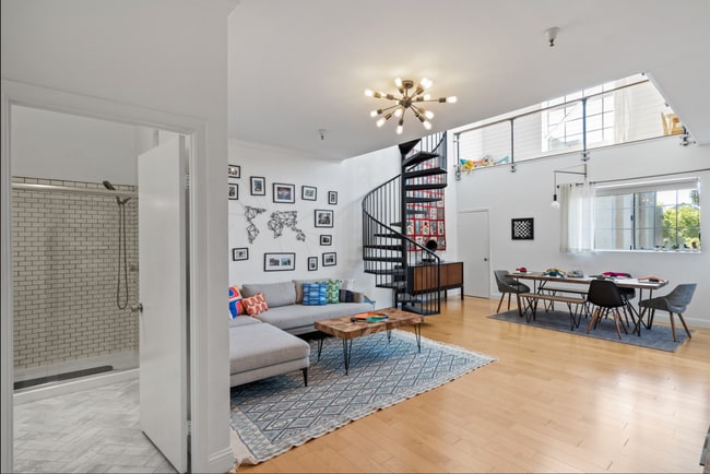 Building Photo - Industrial Chic 3bed/3bath loft style cond...