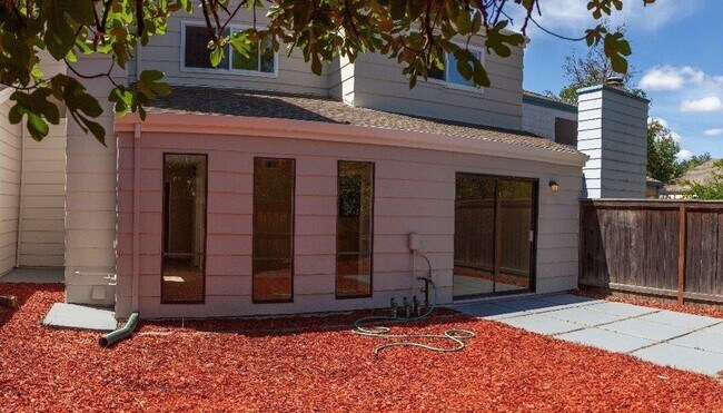 Building Photo - ? Greenbelt Access | Sauna | Updated Interior ?