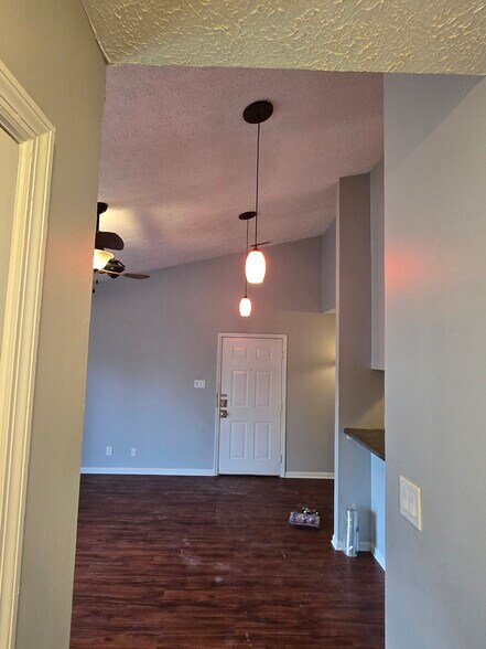 Cathedral Ceiling - 180 Kenwood Dr