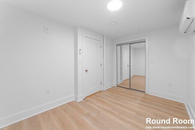 Building Photo - Renovated 3 bed 2.5 bath in Cambridge