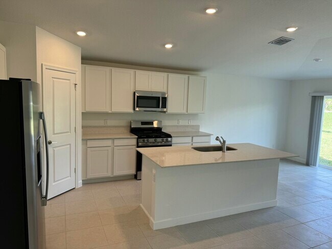 Building Photo - 10445 NW Suncrest Lp