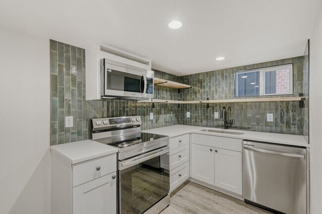 Building Photo - 946 Pratt St