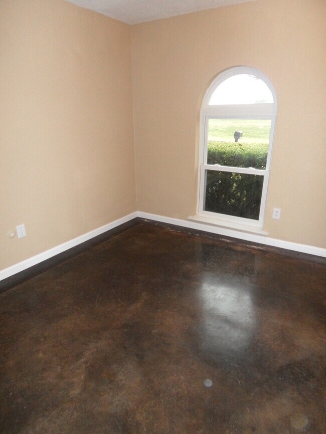 Building Photo - ~ Gorgeous 3 Bedroom 2 Bathroom Home ** La...