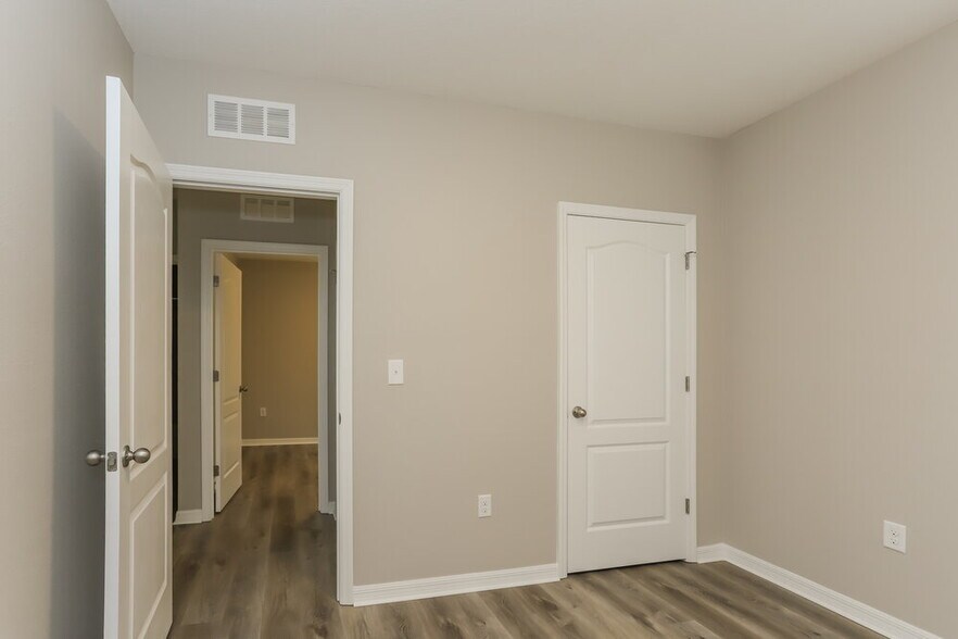 Building Photo - 10540 Whispering Hammock Dr