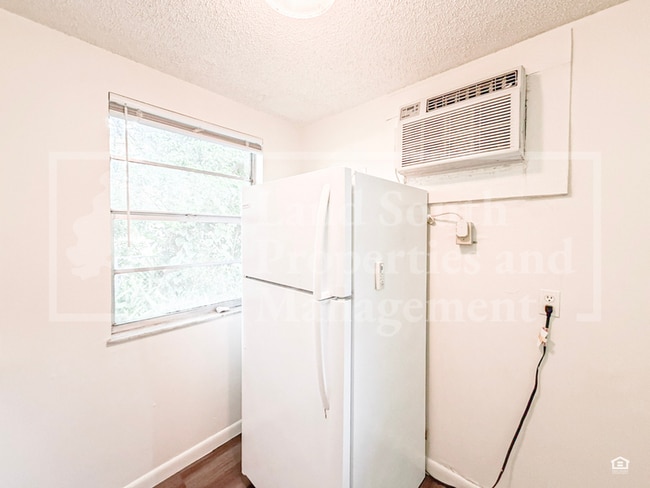 Building Photo - 1030 Lakewood Ct