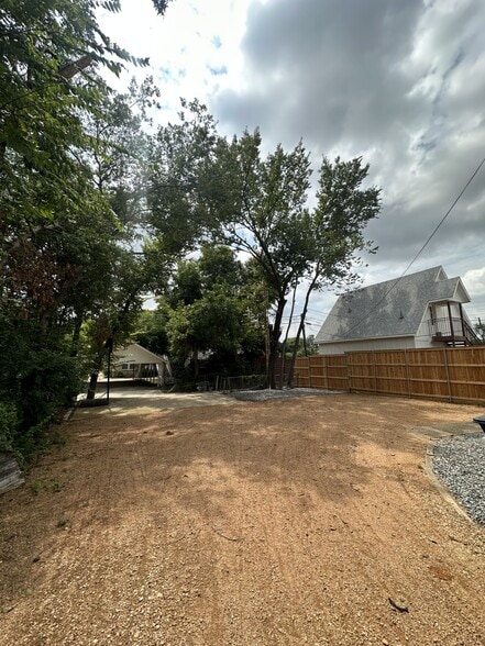 Building Photo - 5806 Goodwin Ave