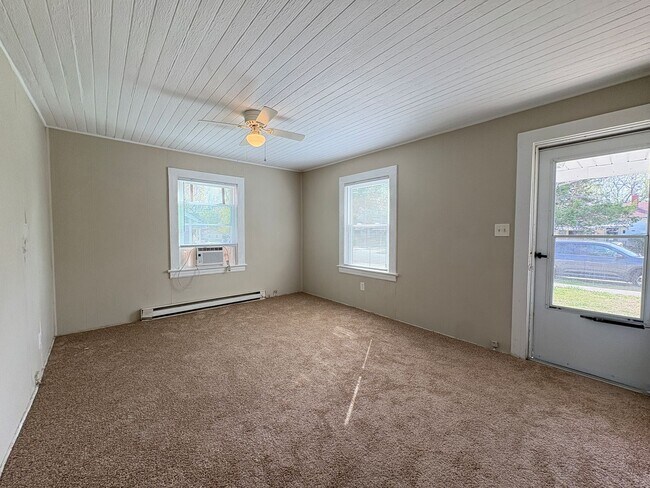 Building Photo - 2 Bedroom, 1 Bathroom House in High Point!