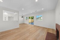 Building Photo - 1323 S Hickory Ave