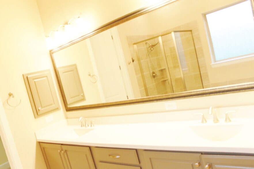 Building Photo - 508 Hidden Meadow Dr