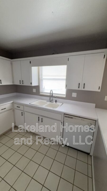 Building Photo - 5608 Lake Fox Cir