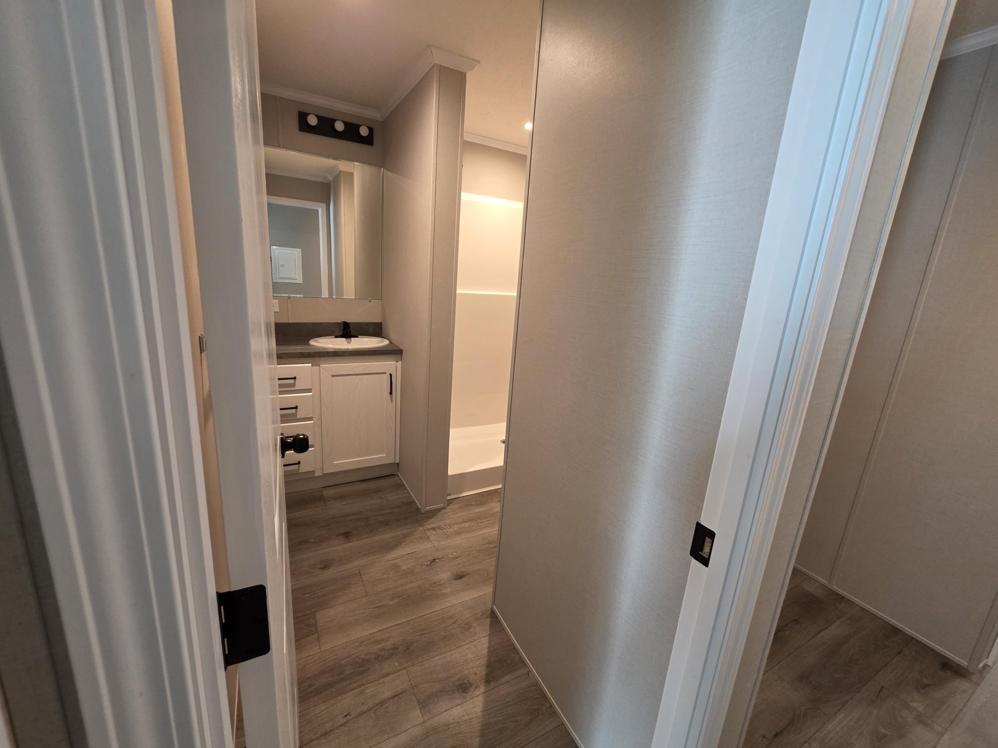 Building Photo - 16 Thomas Ln