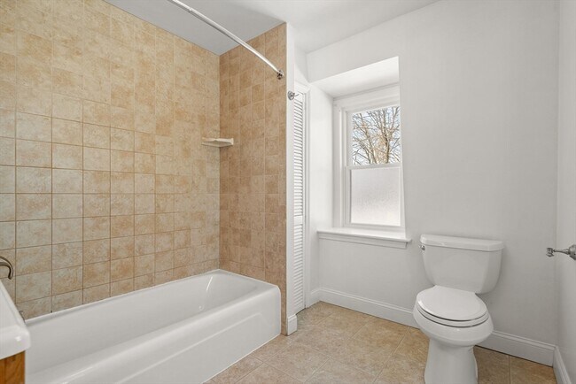 Building Photo - 1104 Pleasant St