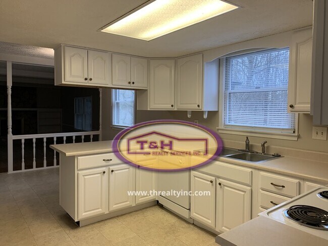 Building Photo - Spacious Home in Perry Township!