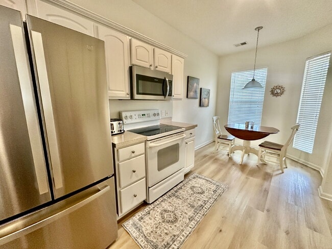 Building Photo - Fully Furnished Two Bedroom Home in Sun City!