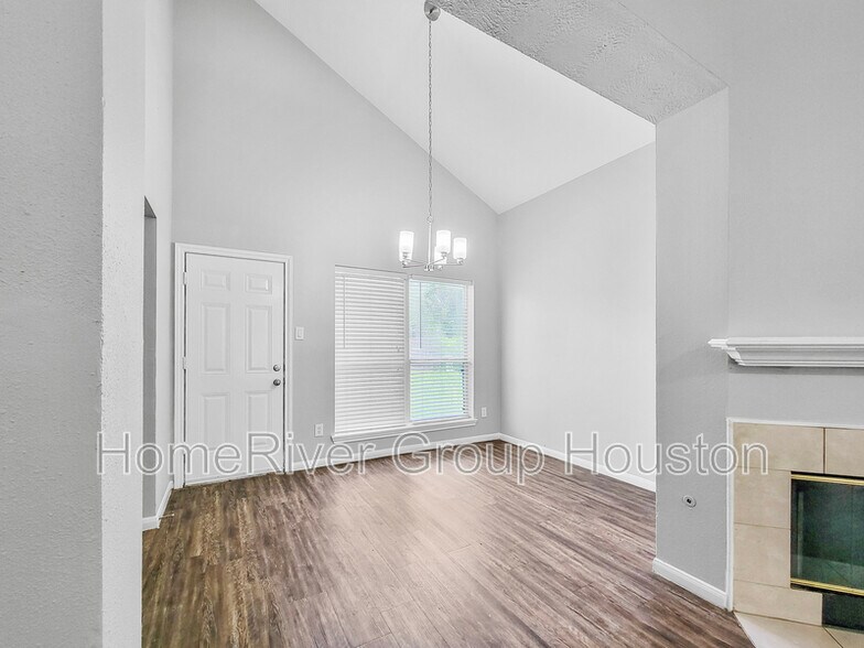 Building Photo - 11930 Cottonwood Ln