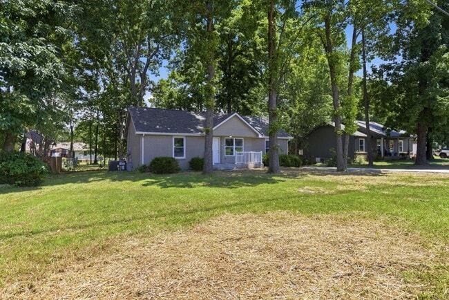 Building Photo - Fully Renovated and Move-In Ready Rental!