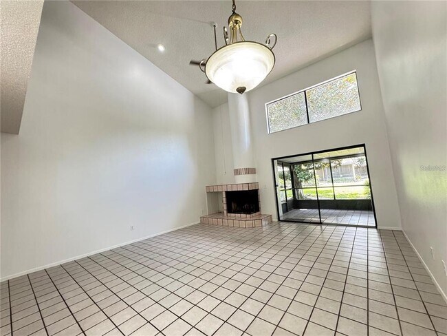 Building Photo - 497 Club Dr