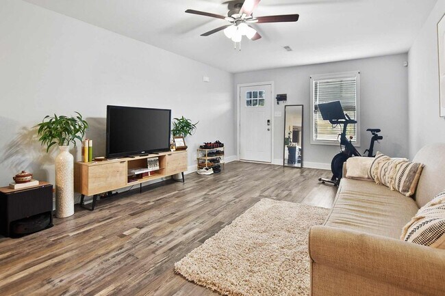Building Photo - Pet Friendly Three Bedroom!