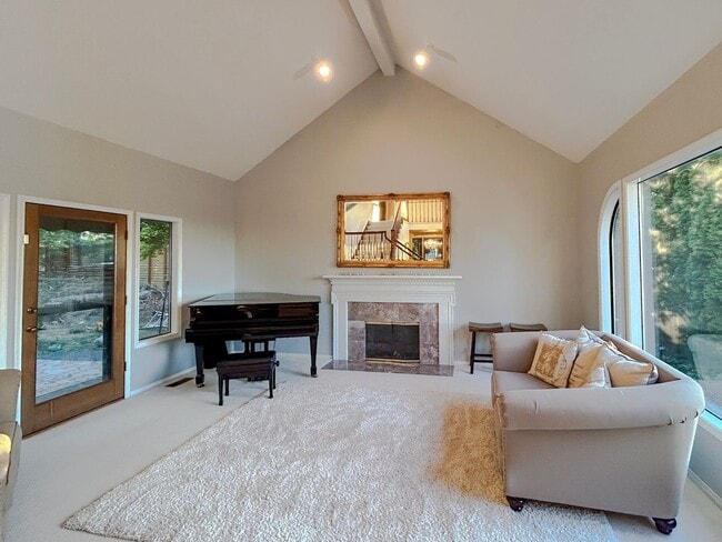 Building Photo - Elegant 4-bed, 4-bath