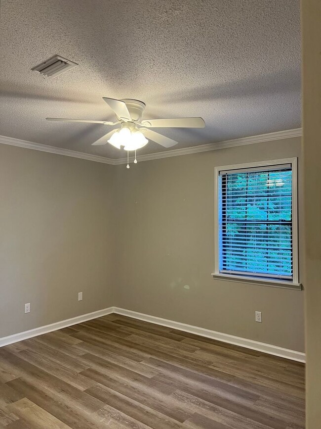 Building Photo - 185 Hickory Tree Ln