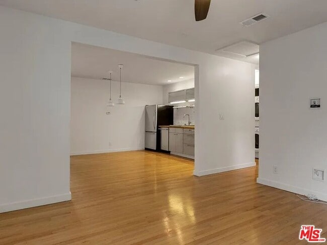 Building Photo - 906 Venezia Ave