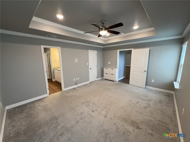 Building Photo - 907 Holliday Dr