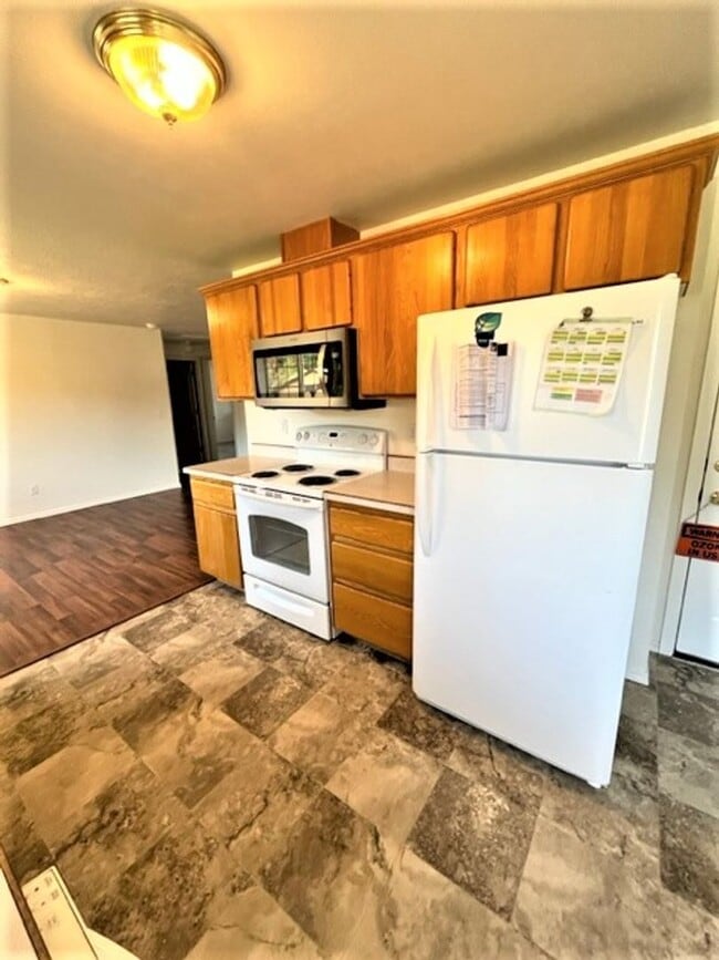 Building Photo - 2Bd/1.5Bath Single story duplex McMinnville