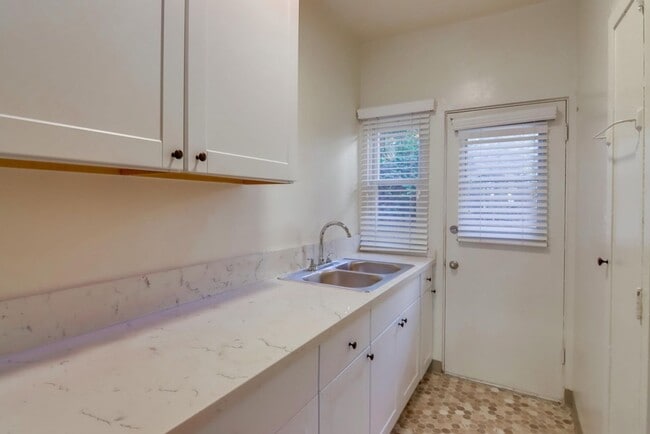 Building Photo - Charming Top Floor 1-Bedroom Apartment in ...