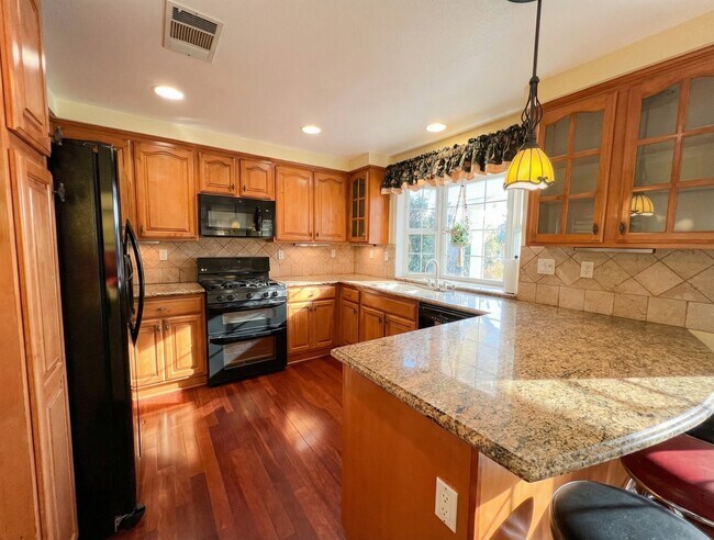 Building Photo - 1829 Mirador Dr