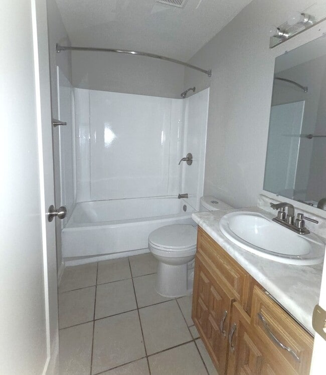 Building Photo - Cute 2 bedroom 1 bath