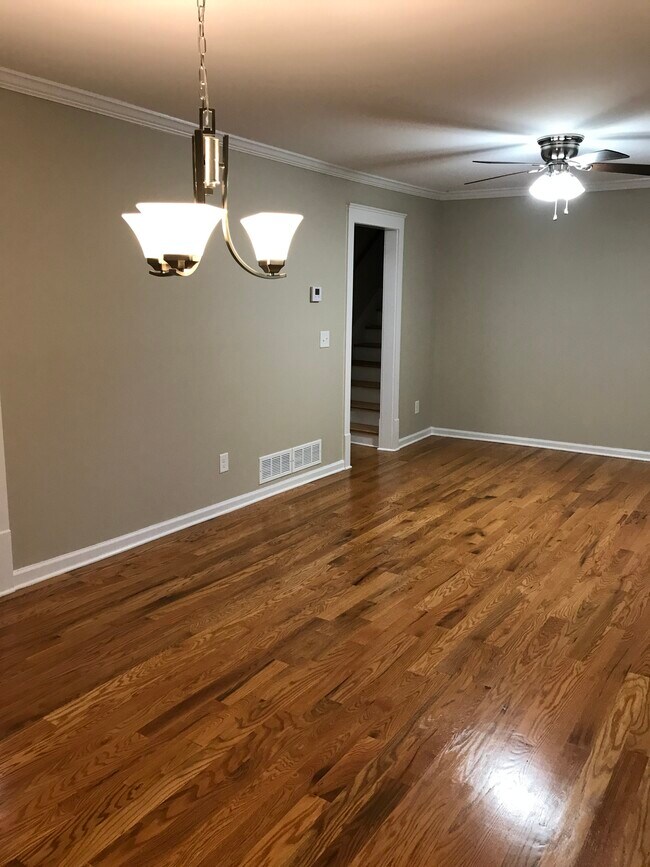 Building Photo - 3823 Kingswood Dr