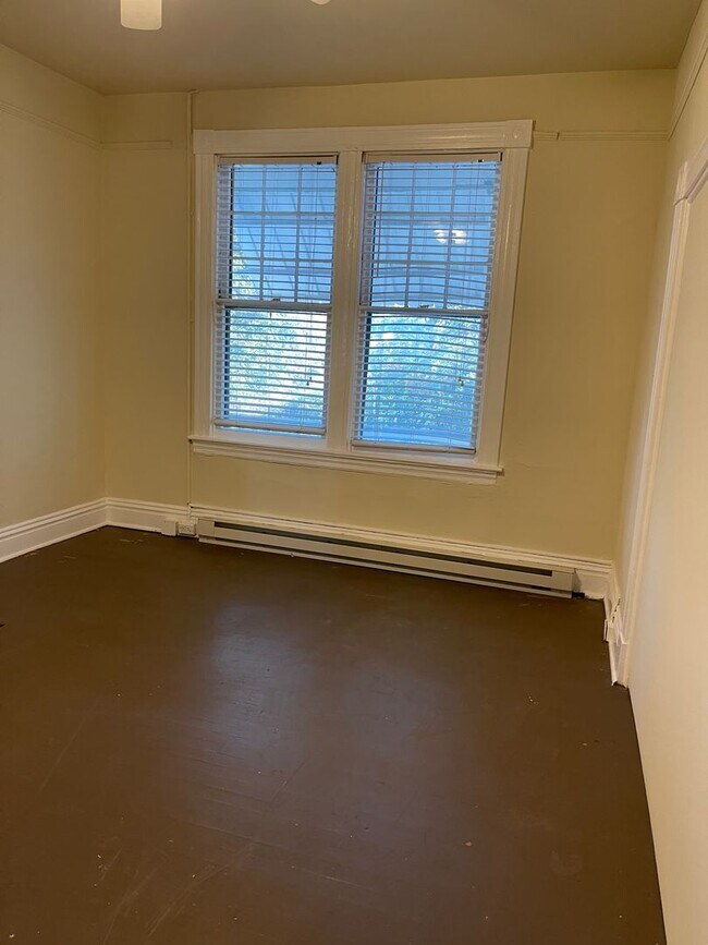 Building Photo - Large 3 bdrm/1 bath Home Within Walking Distance to VCU!