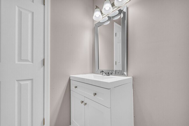 Building Photo - Charming 2BR Duplex in Atlanta