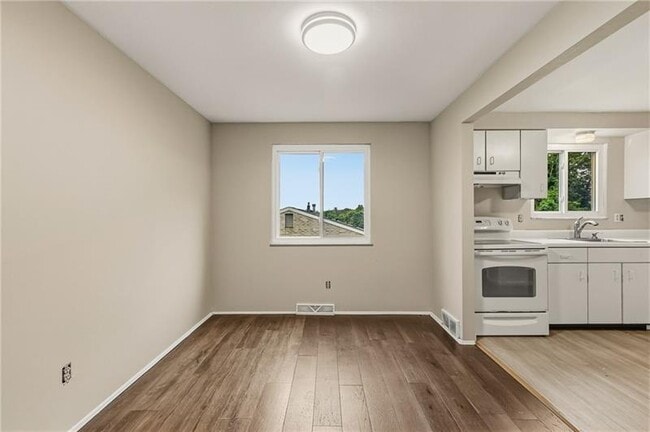 Building Photo - 498 Maple Rd