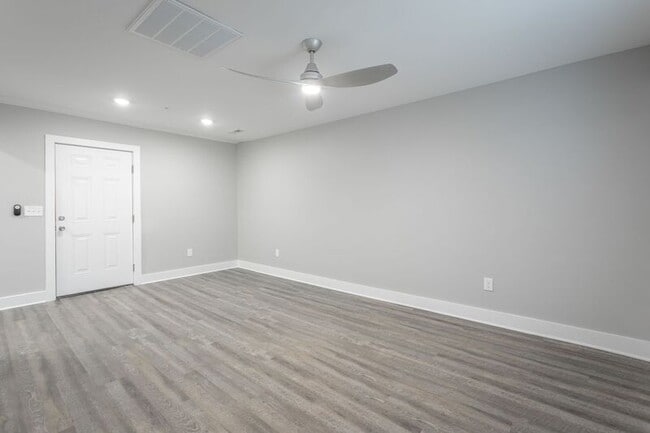 Building Photo - 5 Meadowbrook Dr W
