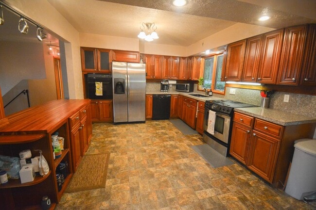Building Photo - Fantastic 2 bed 2.5 bath Home In Cul-De-Sa...