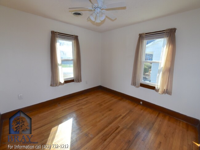 Building Photo - Centrally located charming cottage!