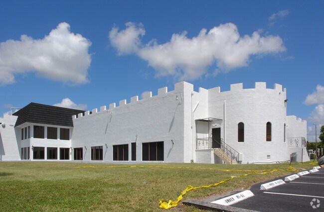Building Photo - Castle Gardens
