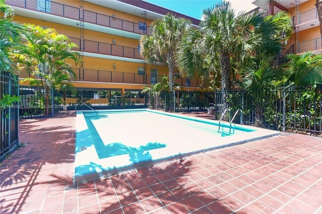 Building Photo - 365 NE 125th St