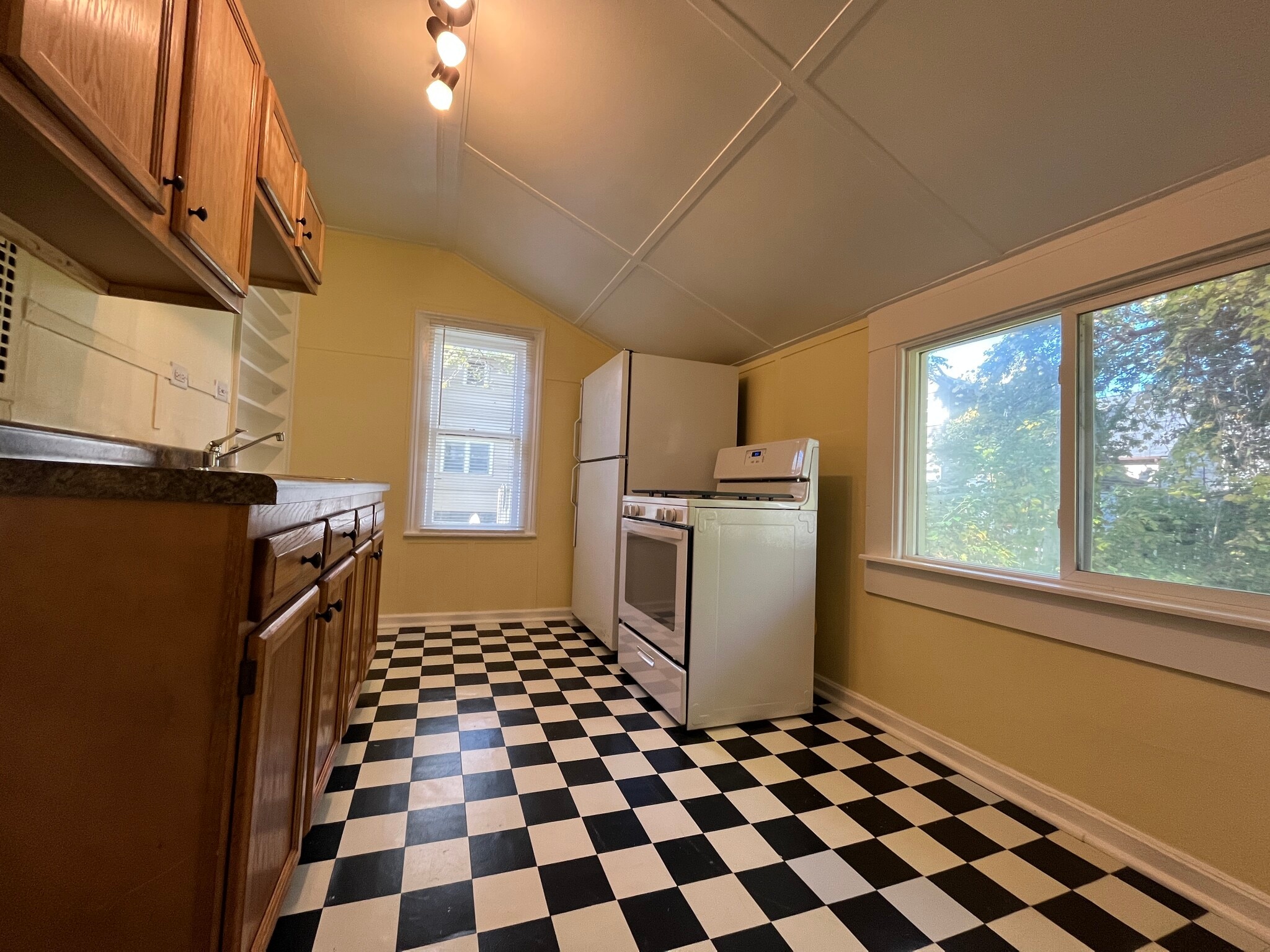 Kirchen - 825 10th St NW