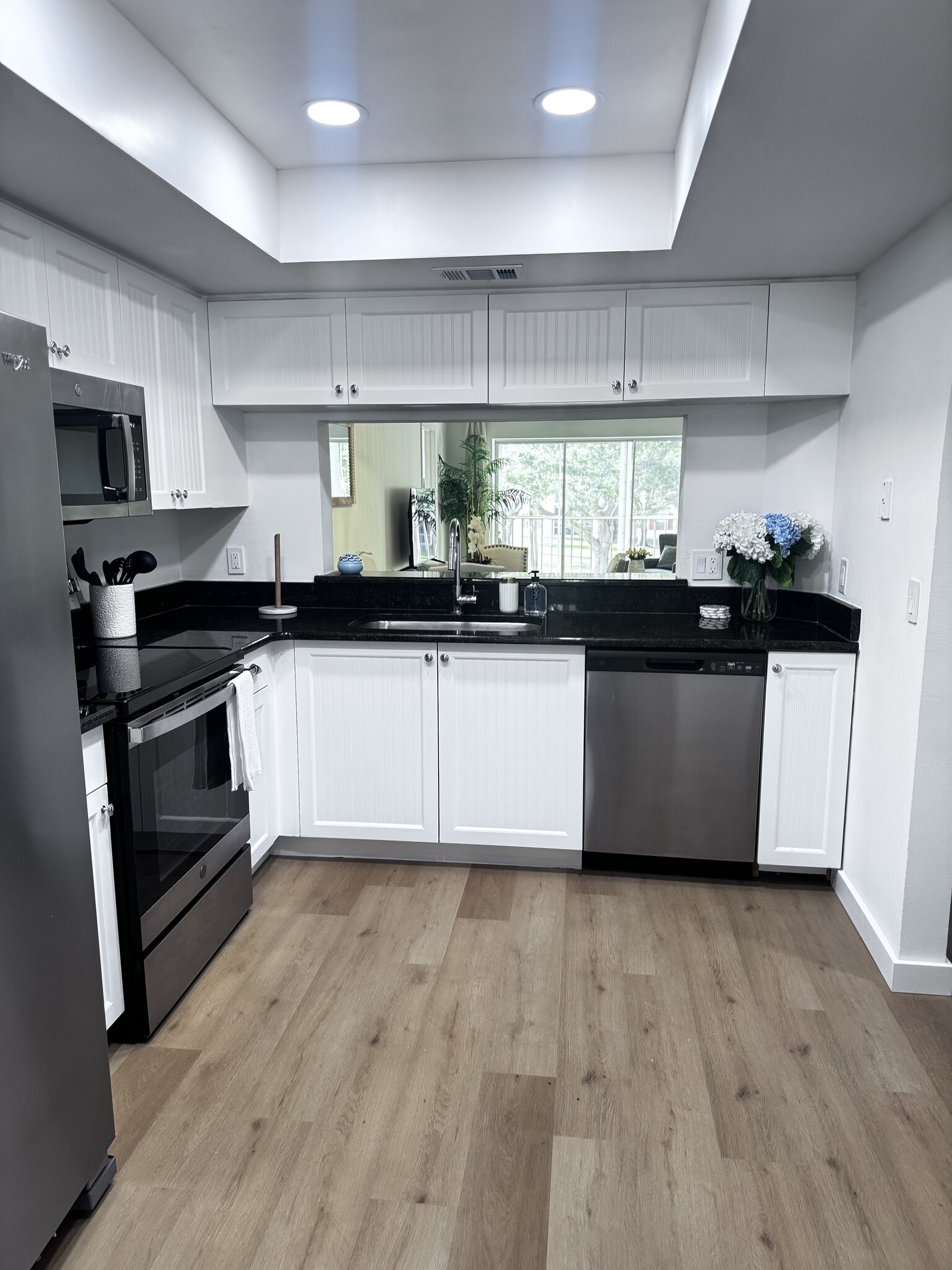 Building Photo - 529 Mardel Dr