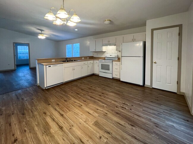 Building Photo - 3BR/2BA Home in Gated Turkey Creek!