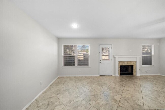 Building Photo - 131 N Villa Oaks Dr
