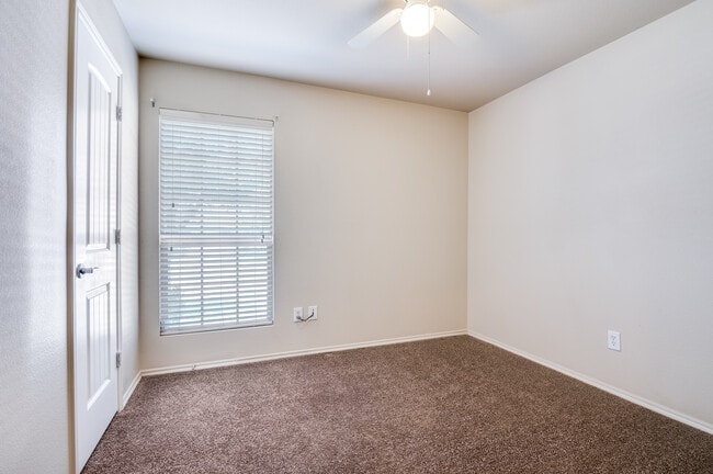 Building Photo - 805 Canyon Pl